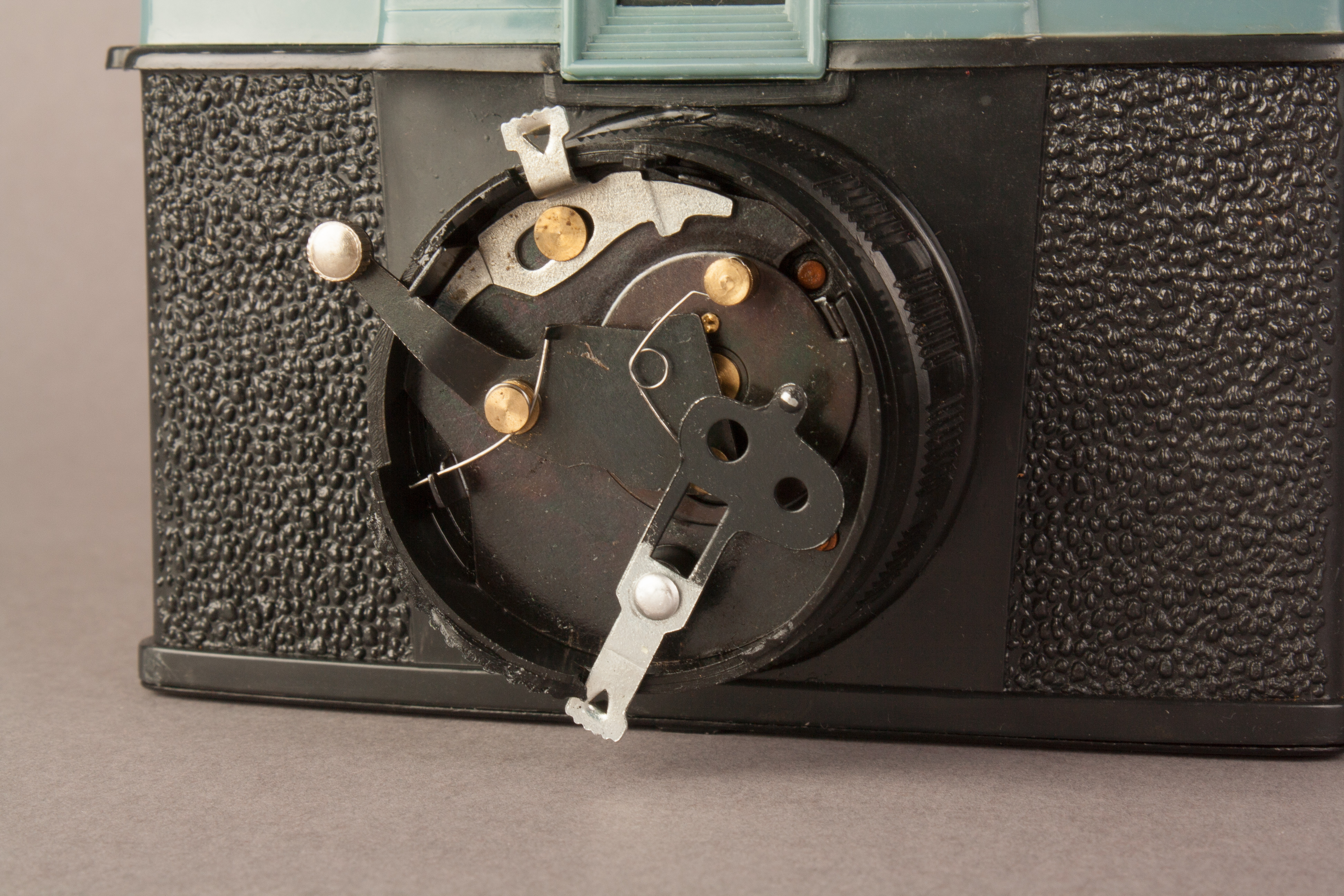 A picture showing the Diana F shutter mechanism